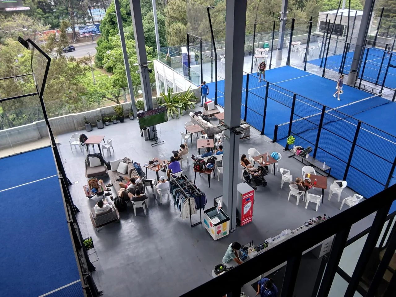 Vista de las canchas y el área social del club